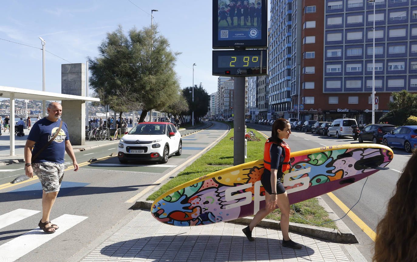 Paseos y playas y terrazas llenas: las imágenes de la jornada de calor en Asturias en pleno octubre