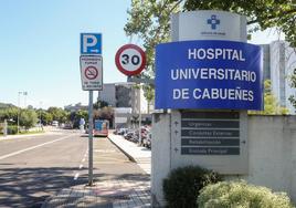 Hospital de Cabueñes, donde fue trasladada la víctima de la agresión.