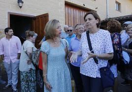 Ángeles Fernández-Ahúja y Carmen Moriyón, ayer, en el homenaje a los mayores de Castiello.