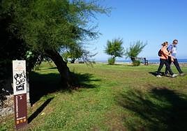 El paseo de San Pedro marca el inicio de la ruta Llanes de cine, cuyos carteles han sido vandalizados.