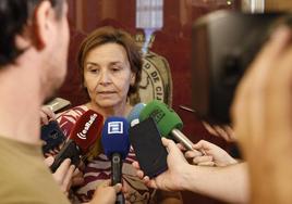 La alcaldesa de Gijón, Carmen Moriyón, atendiendo esta mañana a los medios de comunicación.