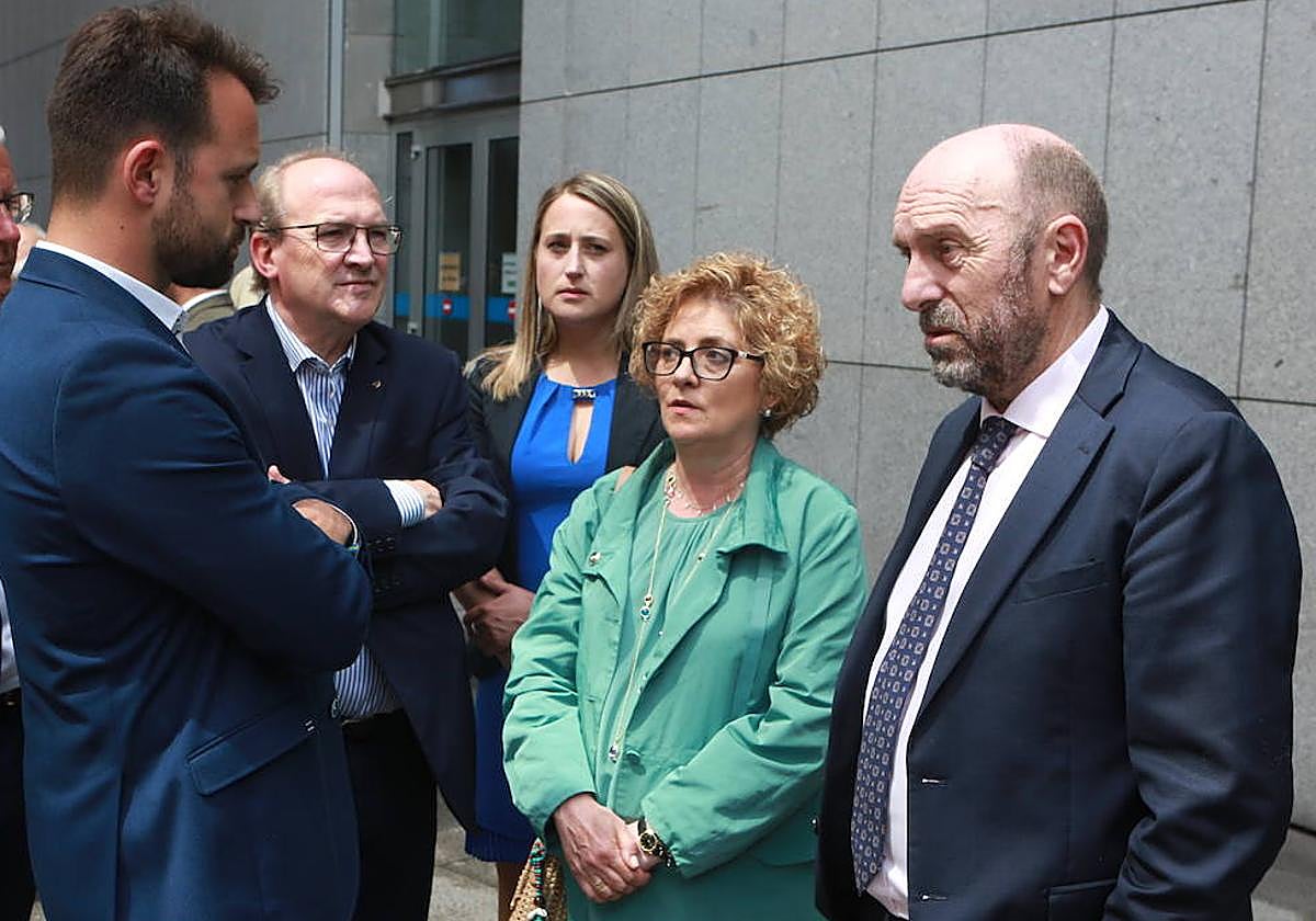 Álvaro Queipo y Juan Cofiño (de perfil) en el acto de recogida de las actas de diputado regional.