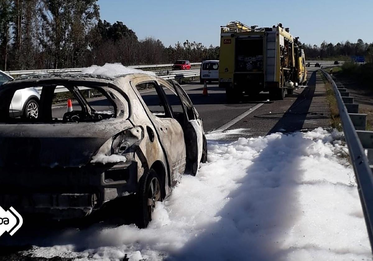 El vehículo afectado, con las unidades de bomberos.