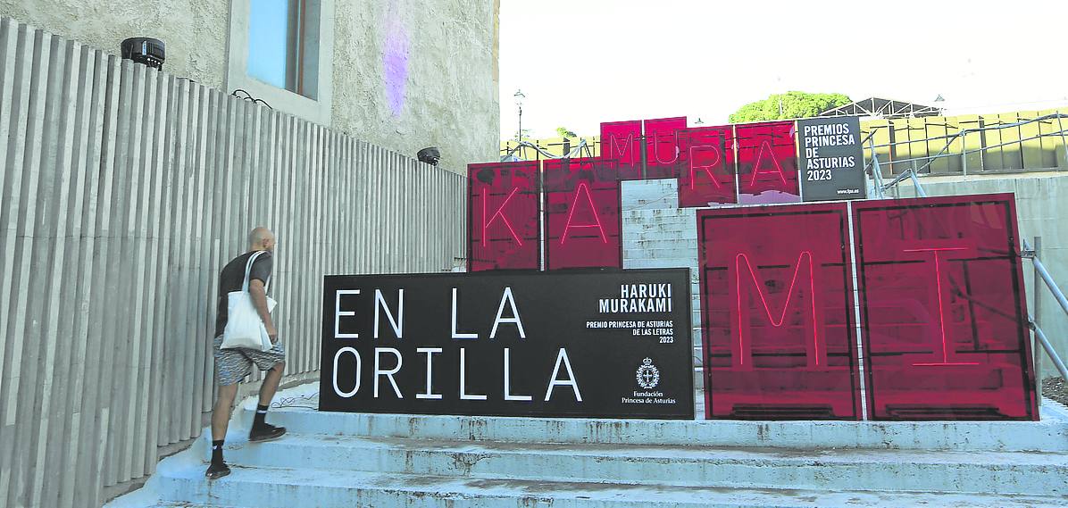 El acceso a Tabacalera rinde homenaje a Murakami.