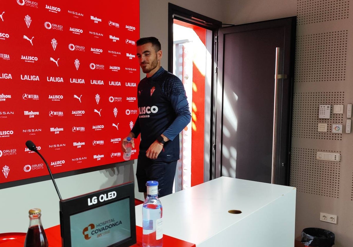 Campuzano, este mediodía, llegando a la sala de prensa de Mareo.