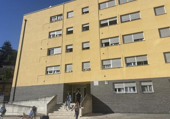 Los vecinos de portal del detenido salen de sus casas, ayer, tras conocer que fue puesto en libertad.