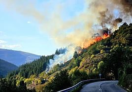 Un incendio se desató en el valle del Cibea afectando los montes de Carballo y Corbero durante un día.
