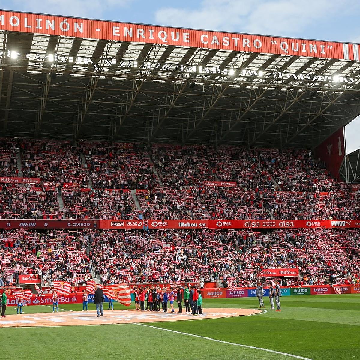 Los abonados podrán acudir a El Molinón durante la obra que plantea Orlegi