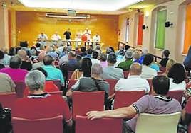 Los afiliados al PSOE de Langreo en el transcurso de la asamblea celebrada ayer en las Escuelas Dorado.