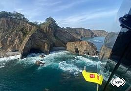 Rescatan a un hombre que quedó aislado en una cala en Cudillero tras pinchar y volcar su piragua