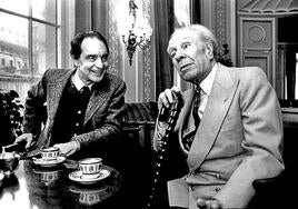 Con Jorge Luis Borges, que influyó en su investigación de nuevas formas y estructuras literarias.