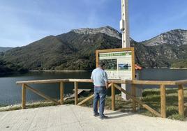 Una persona, ayer, en el pantano de Tanes.