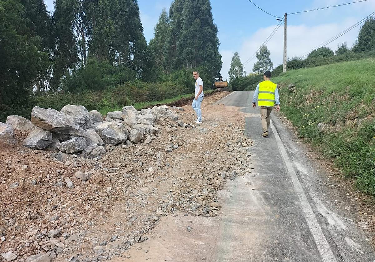 Iván Fernández y Jorge Suárez visitan las obras del nuevo tramo del anillo verde de Trasona.