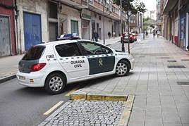 Llegada del acusado de agredir a su pareja con un cuchillo al juzgado.