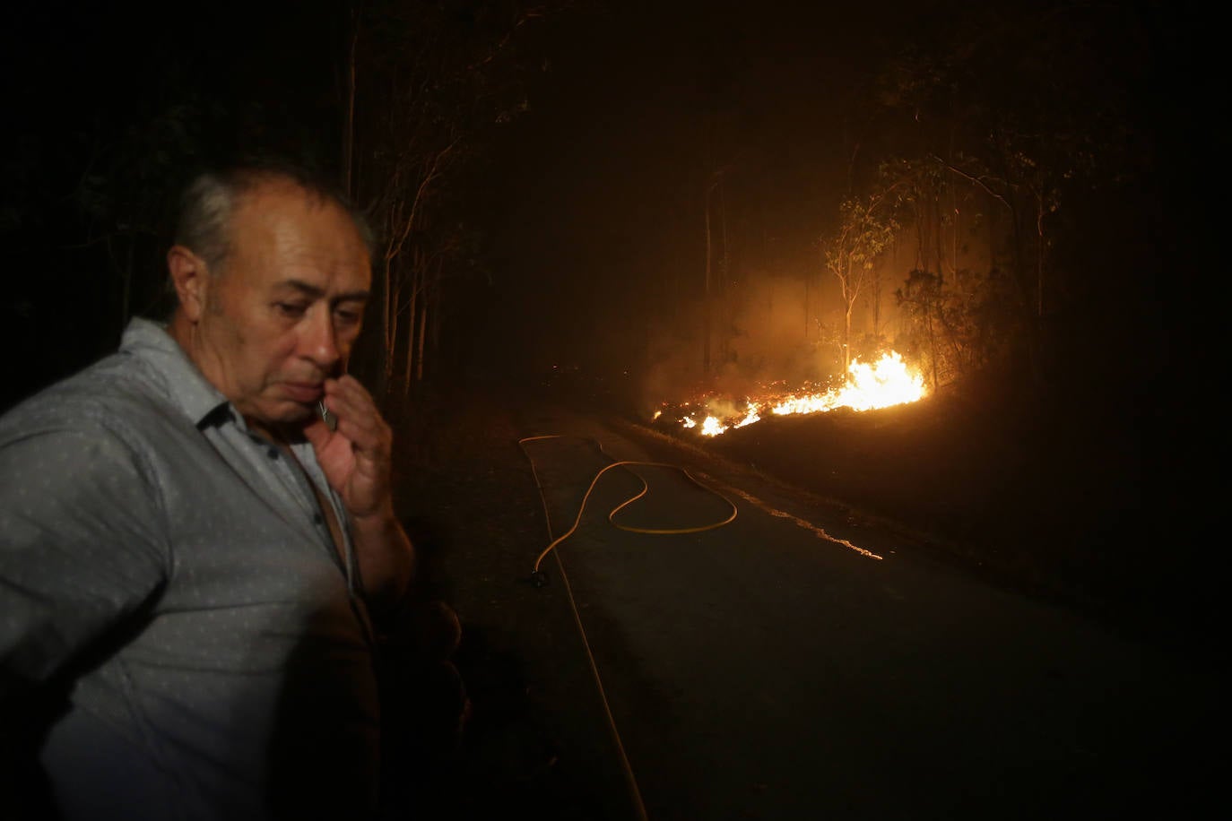 Un pavoroso incendio en Lugo obligar a cerrar la autovía del Cantábrico