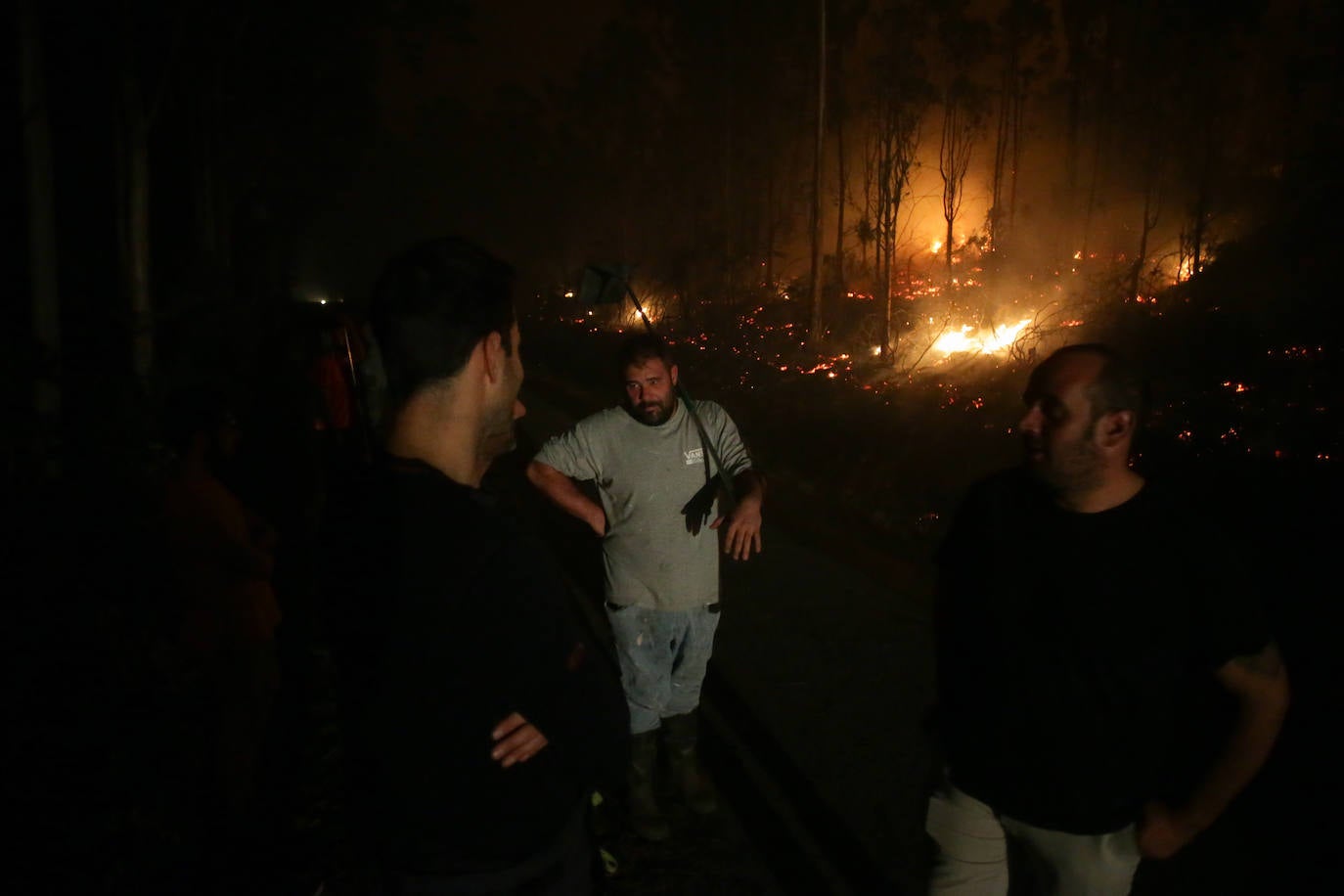 Un pavoroso incendio en Lugo obligar a cerrar la autovía del Cantábrico