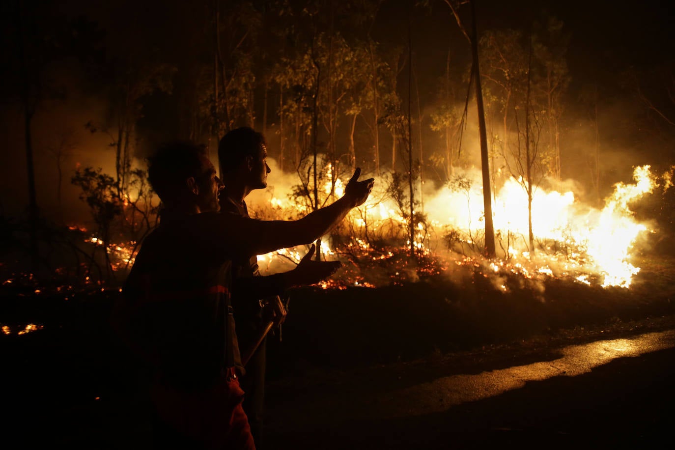 Un pavoroso incendio en Lugo obligar a cerrar la autovía del Cantábrico