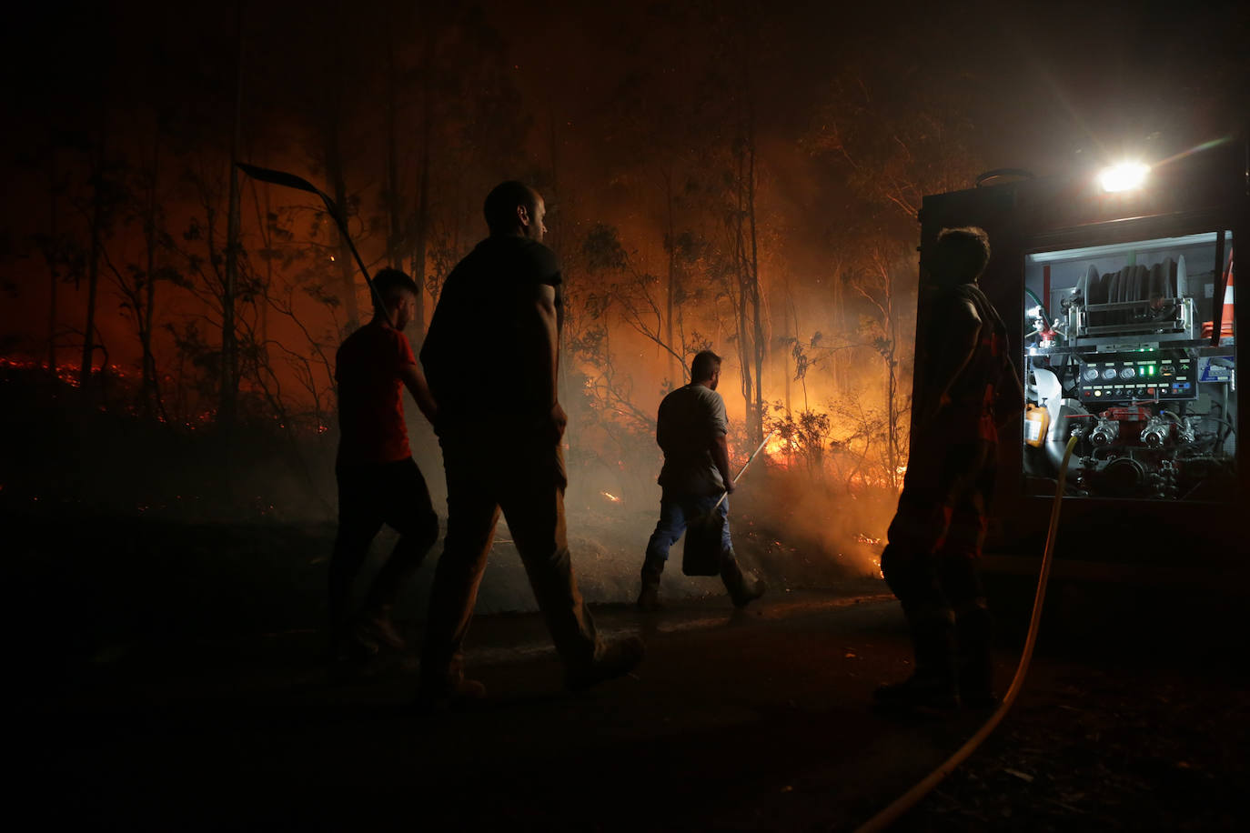 Un pavoroso incendio en Lugo obligar a cerrar la autovía del Cantábrico