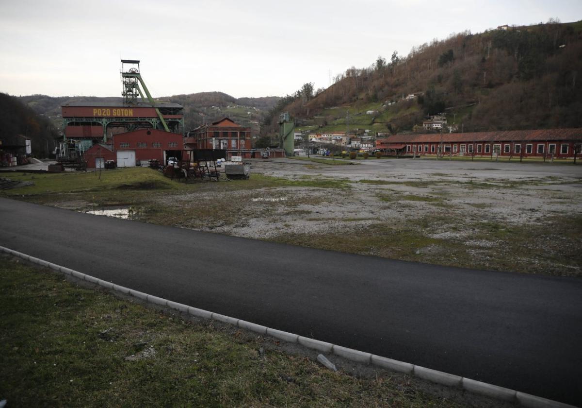 Terrenos anexos a los castilletes del pozo Sotón, entre El Entrego y Sotrondio.