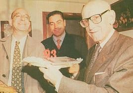 Juanín de Mieres, soplando las velas de su tarta de cumpleaños.