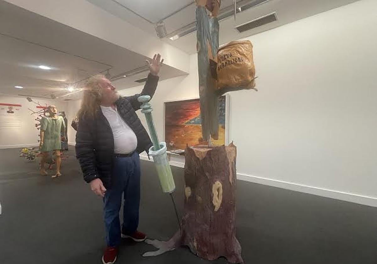 El artista mierense Llonguera, ante una de sus esculturas.