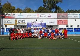 Foto de familia del homenaje celebrado en el campo de La Corredoria.