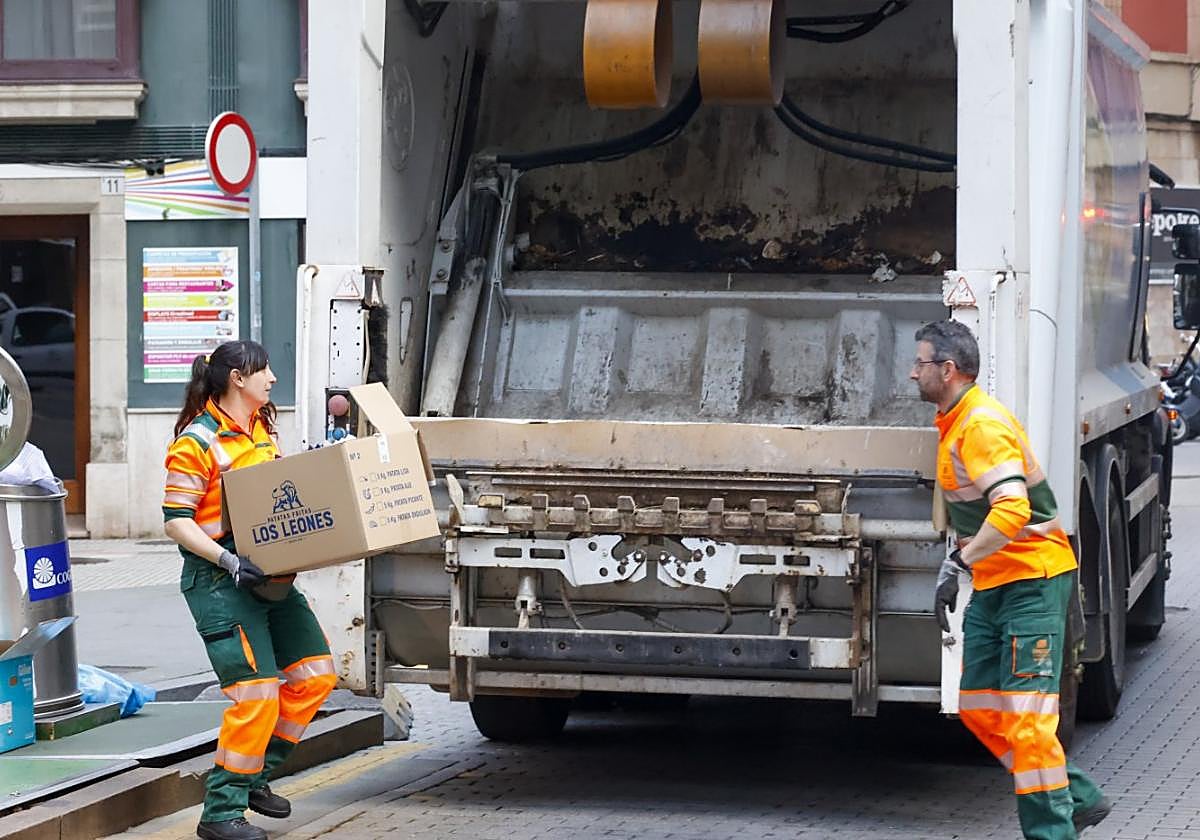 Operarios de Emulsa retiran basura acumulada.