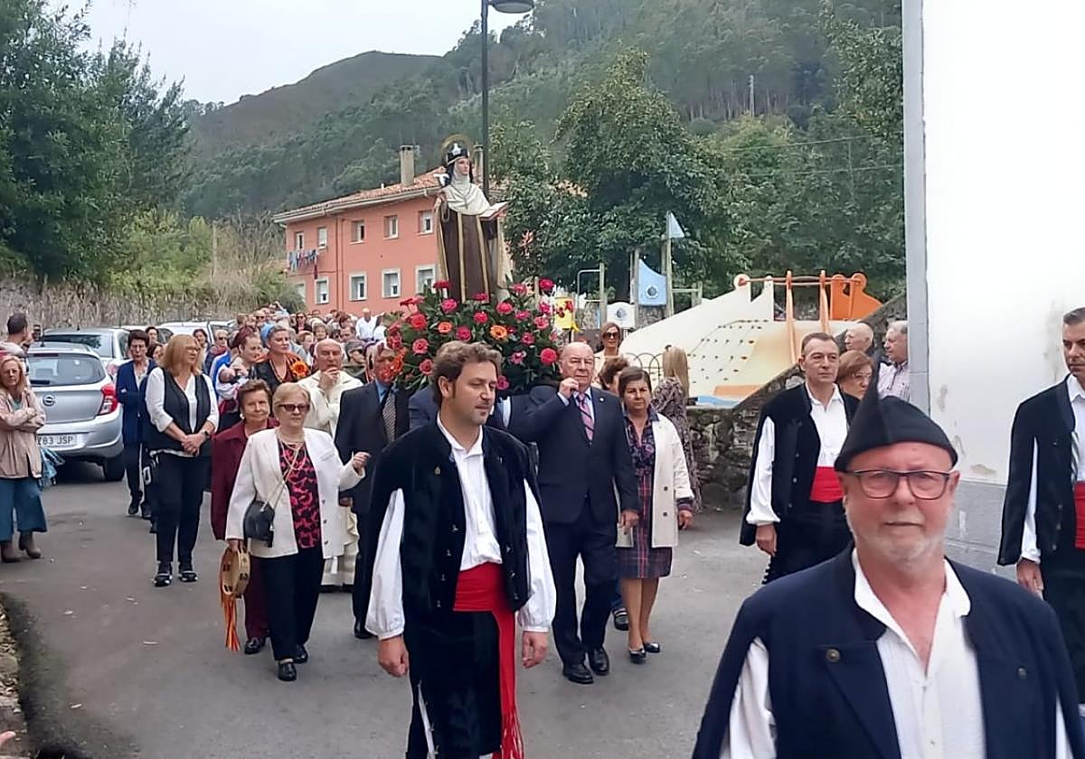 Las andas con la imagen de Santa Teresa recorrieron las calles de Nueva.