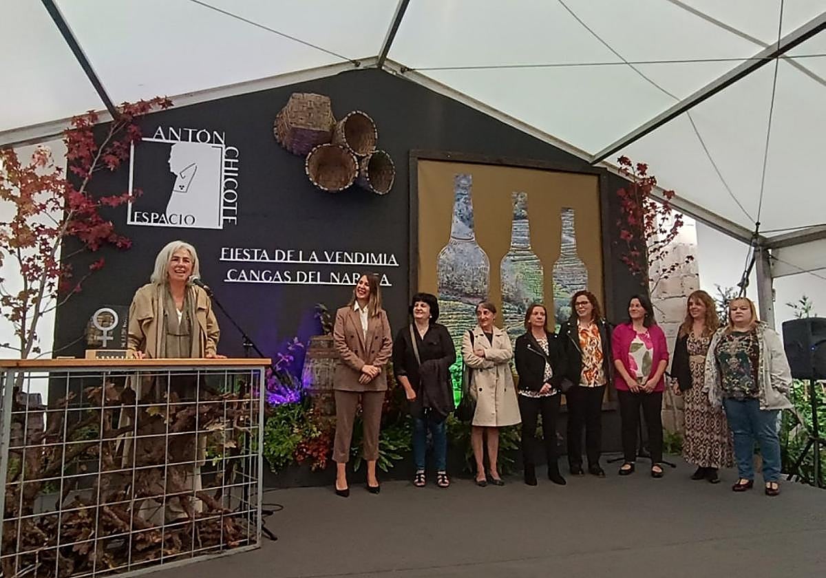 Las ocho profesionales durante la entrega del galardón.