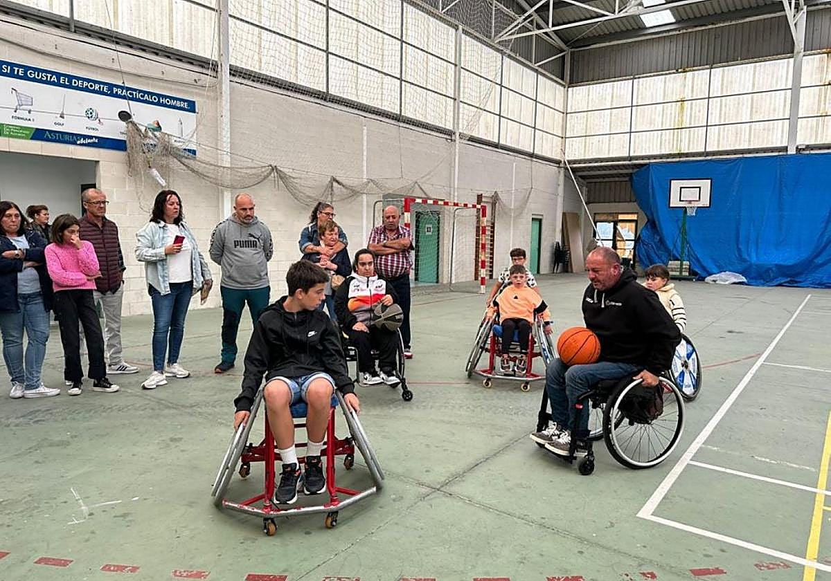 Los más pequeños probaron la silla de competición de la deportista, que siguió con atención la experiencia.