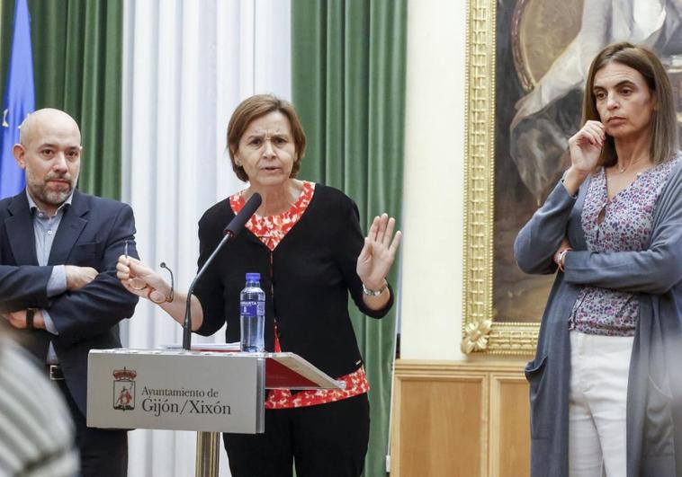 La alcaldesa, Carmen Moriyón, compareció flanqueada por los ediles de Medio Ambiente, Rodrigo Pintueles (PP), y Hacienda, María Mitre.