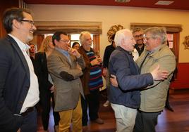 Arturo Muñiz abraza a Julio Maese, en la comida homenaje al director general de EL COMERCIO el 28 de abril de 2017. Detrás, su hijo Nacho Muñiz.