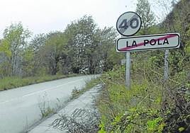 Actual estado de las aceras de la AS-230 a la salida del núcleo urbano de Pola de Lena.