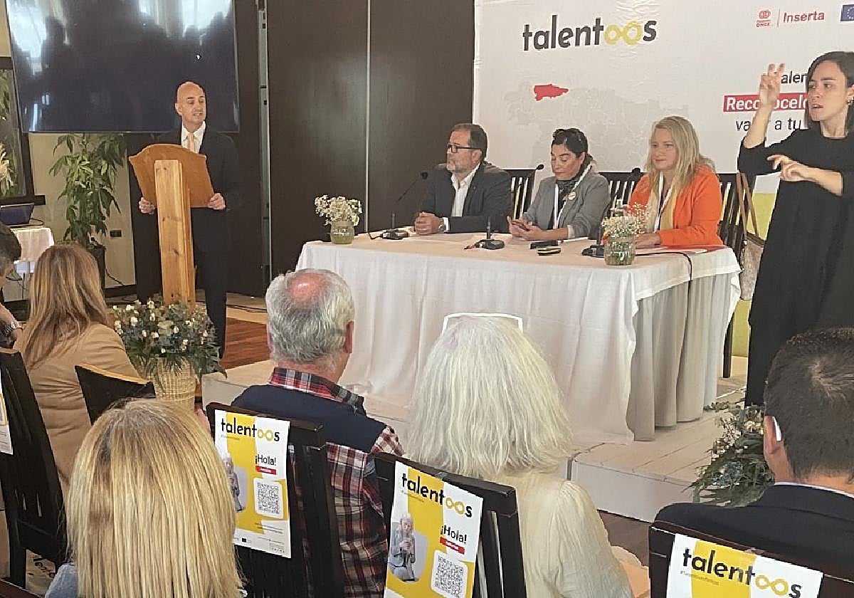 Roberto García, Beatriz Ávila y Catarina Valdés en la mesa de la jornada informativa en Langreo.