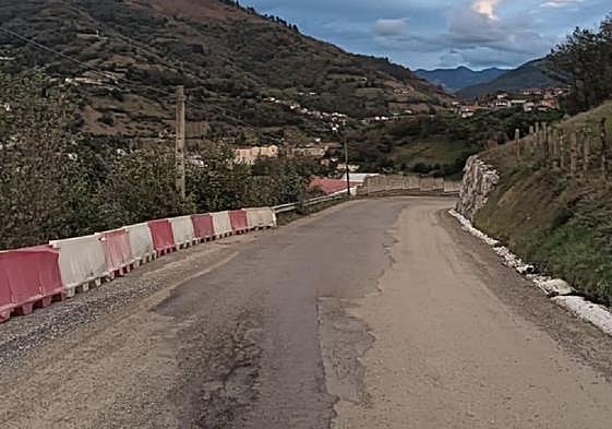 Estado actual de la carretera de Boo, en el concejo de Aller.