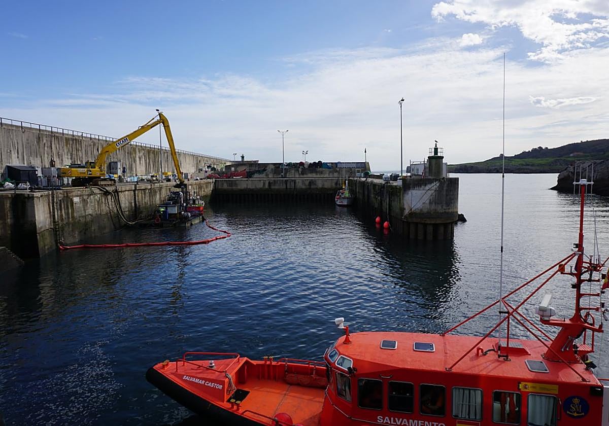 El dragado por medios terrestres de la zona de amarre del muelle pesquero, sin incluir el área de descarga, encara su recta final.