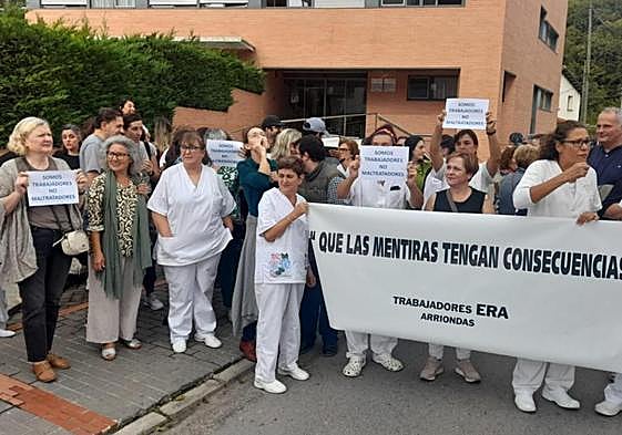 Concentración de trabajadores frente a la residencia de Arriondas.