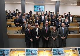 Juan María Vallejo (presidente de la Fele), Juan Manuel Vieites (presidente de la CEG), Antonio Garamendi (presidente de la CEOE), María Calvo (presidenta de la Fade) y José Alberto González-Ruiz (secretario general de la CEOE), con parte de los asistentes al acto en la CEOE.