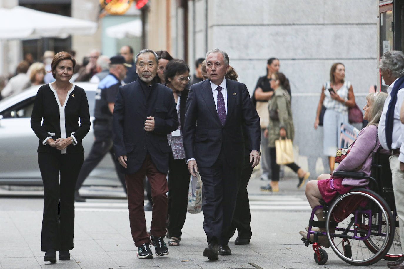 El encuentro en Gijón de Haruki Murakami con clubes de lectura, en fotos