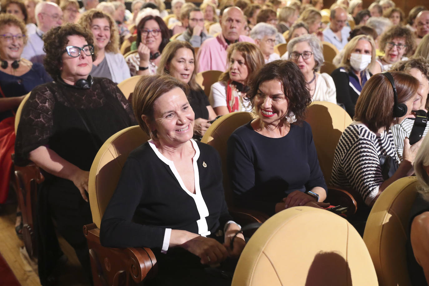 El encuentro en Gijón de Haruki Murakami con clubes de lectura, en fotos