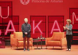 El encuentro en Gijón de Haruki Murakami con clubes de lectura, en fotos