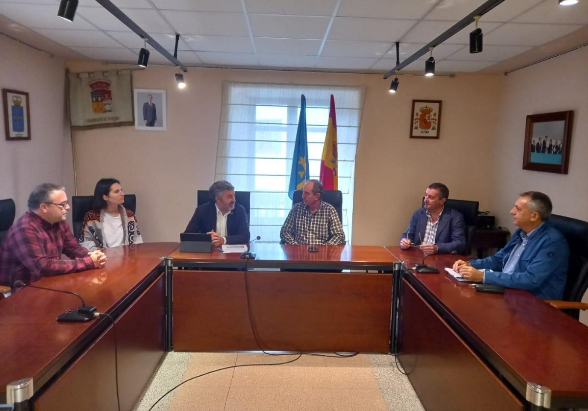 El consejero Alejandro Calvo, durante la reunión con los regidores.