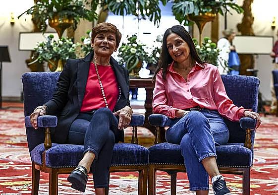 Maria Ordine y Rosalia Broccolo, hermana y viuda de Nuccio Ordine, en el hall del Reconquista.
