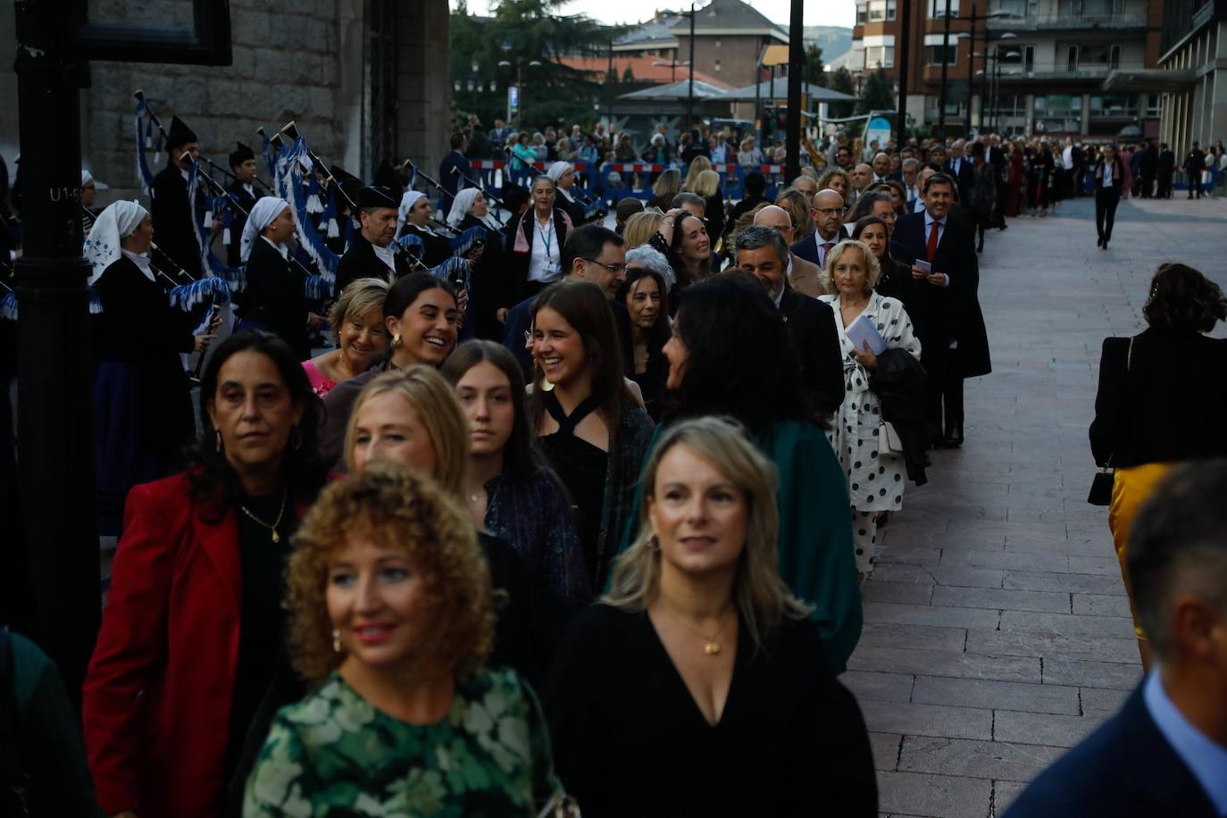 Gran expectación en Oviedo por la llegada de la Familia Real