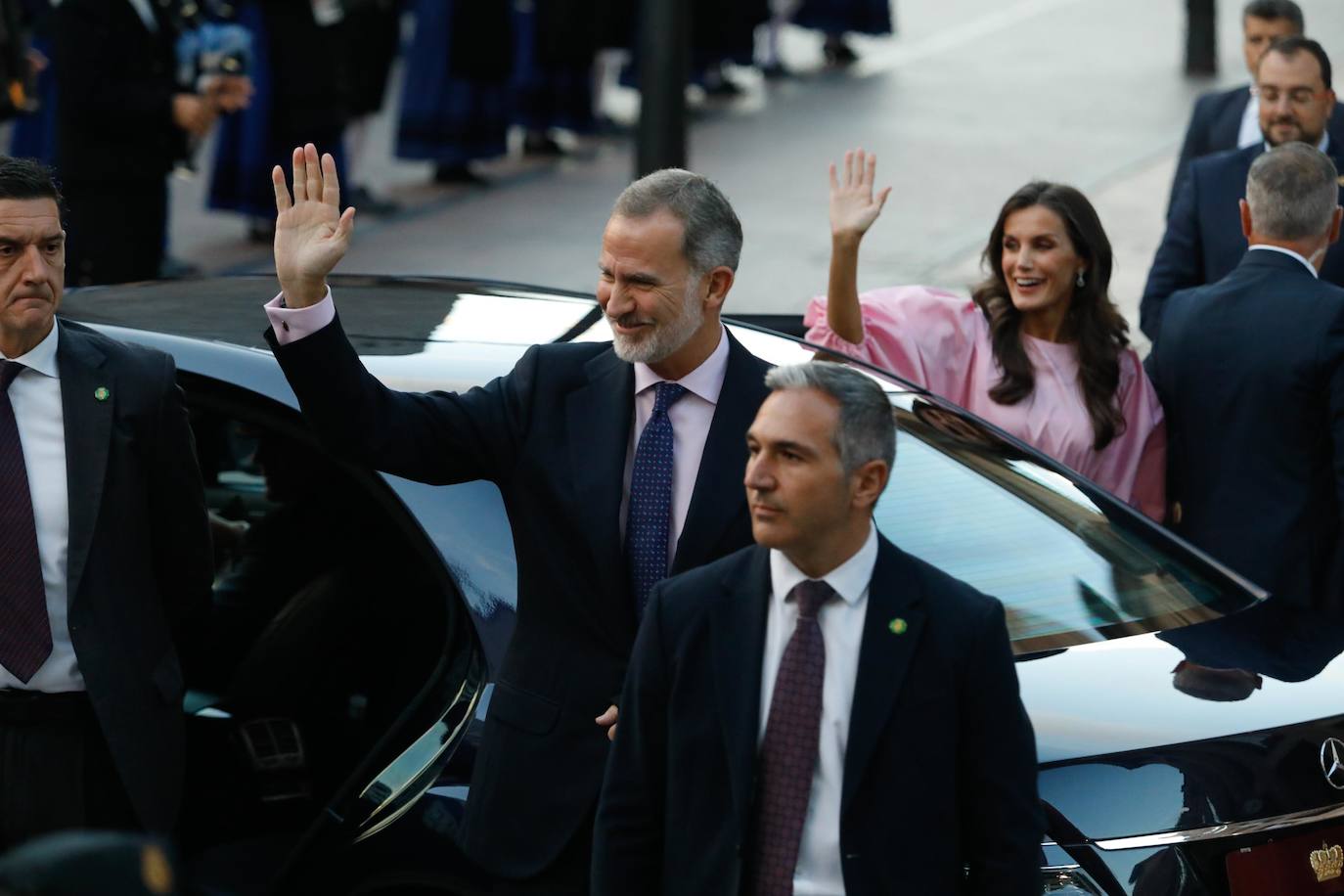 Gran expectación en Oviedo por la llegada de la Familia Real