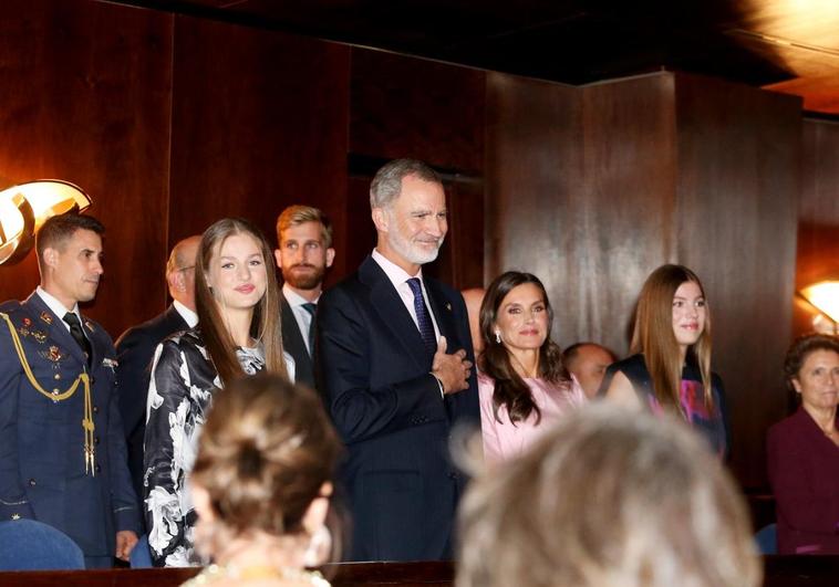 El Rey, con la mano en el corazón, agradece la bienvenida acompañado de sus hijas y de la Reina, visiblemente emocionada.