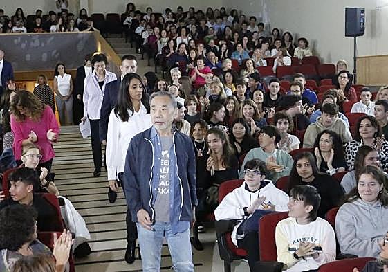 El Premio de las Letras lució una de las camisetas de su vasta colección, con el mensaje 'Keep calm and read Murakami'.