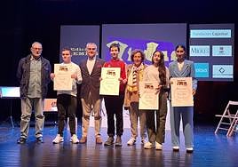 Los galardonados, en el acto de entrega de los premios en el auditorio de Mieres.