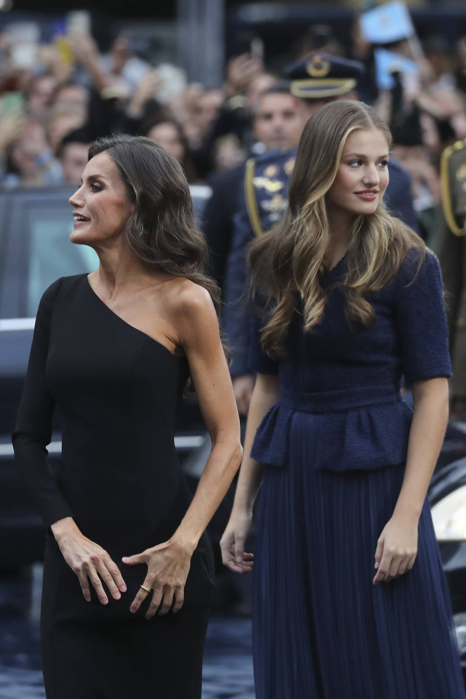 La Reina y la Princesa han optado por lucir pelo suelto con suaves hondas. 