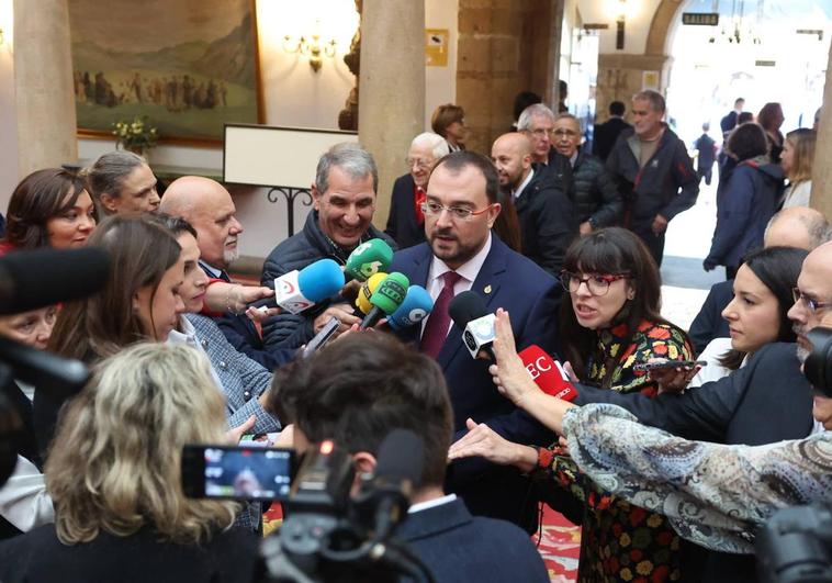 El presidente del Principado, Adrián Barbón, rodeado de periodistas a su llegada al Hotel de la Reconquista.